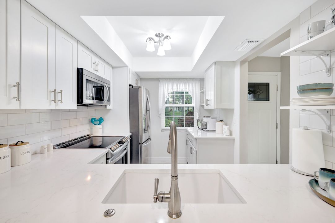 1004 Pine Isle Ln, Naples, FL 34112