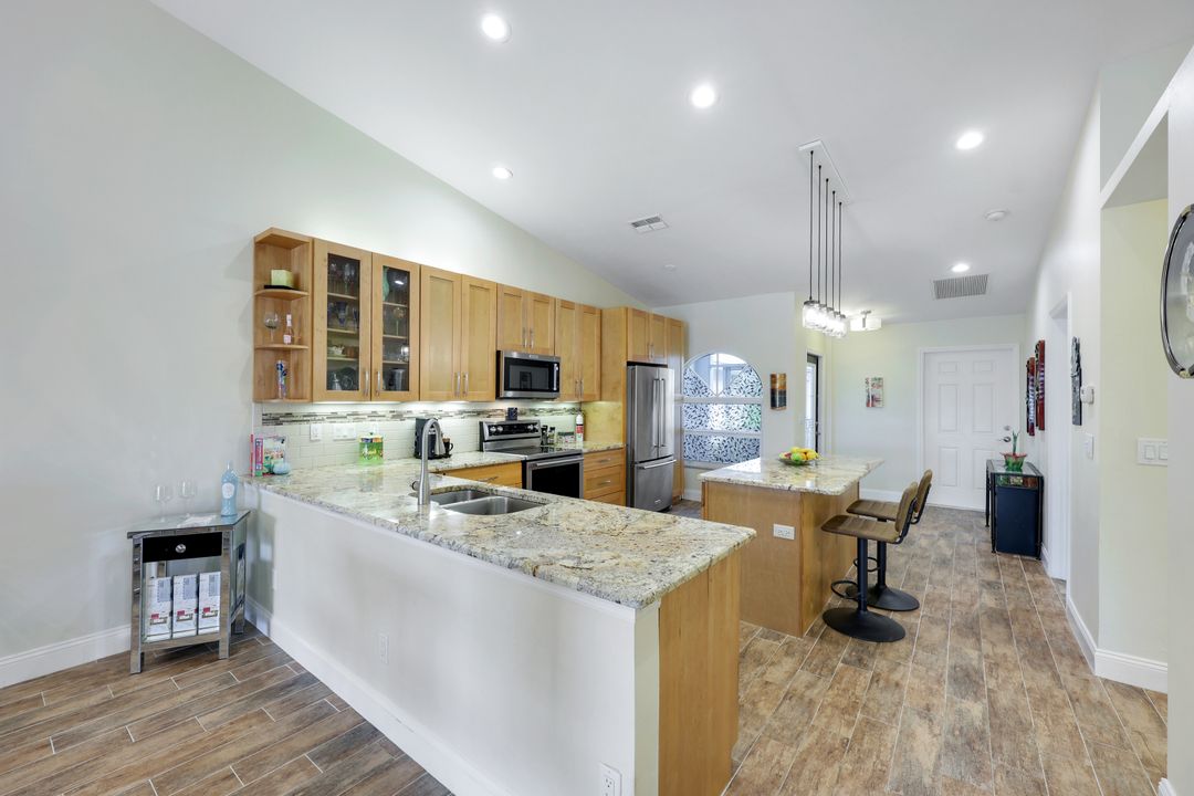 2266 Stacil Cir, Naples, FL 34109