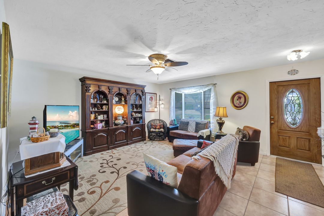 688 94th Ave N, Naples, FL 34108