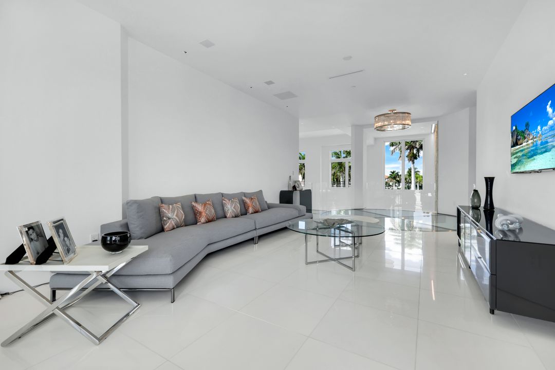 260 Channel Dr, Naples, FL 34108