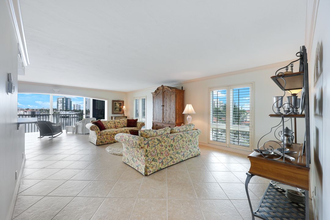 250 Park Shore Dr, Naples, FL 34103