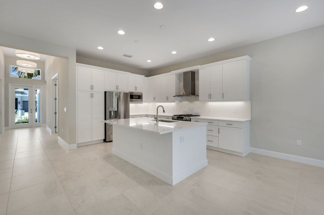 2565 Kingfisher Dr, Naples, FL 34112