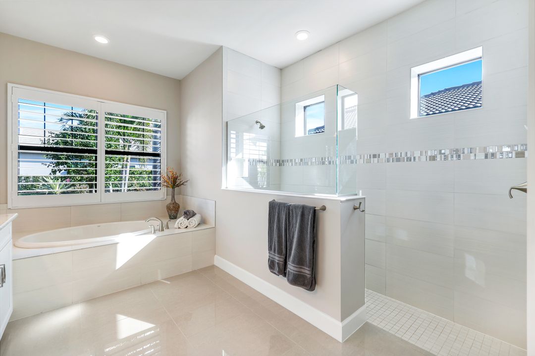 9428 Sanderling Ct, Naples, FL 34120