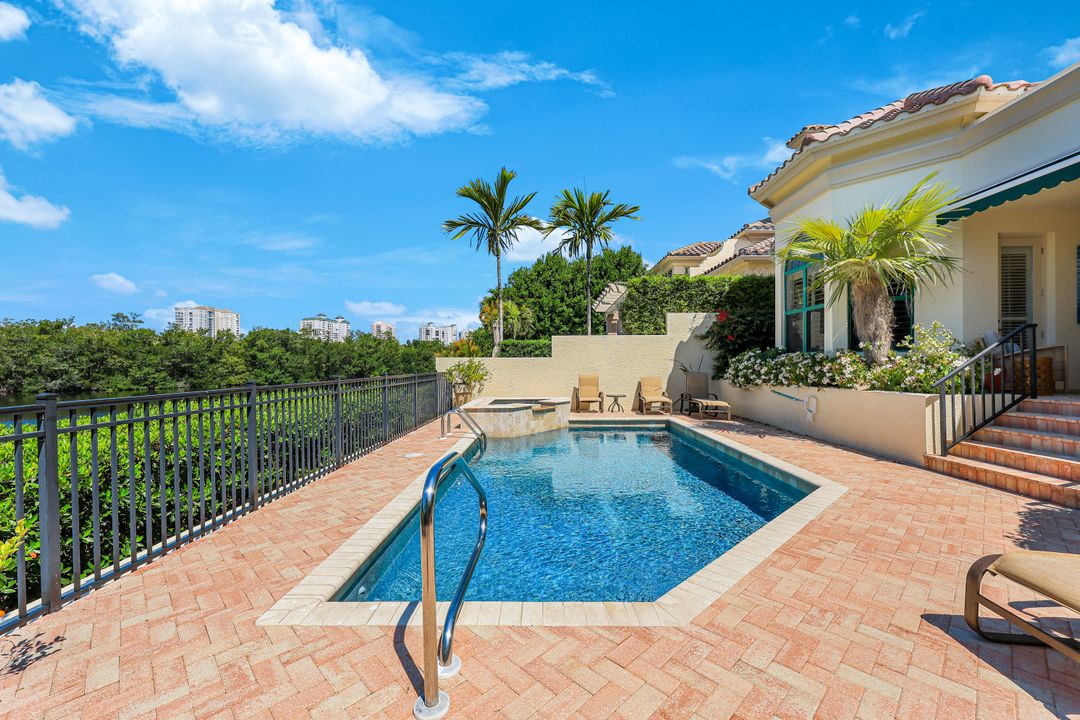 7913 Via Vecchia, Naples, FL 34108