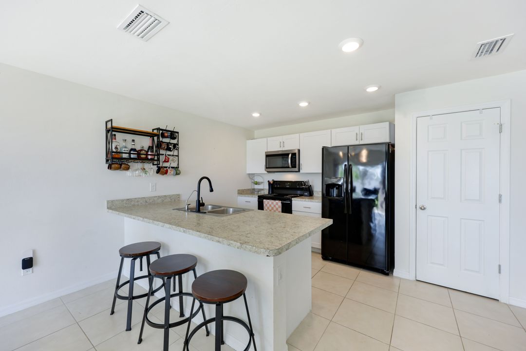 4424 NE 10th Ct, Cape Coral, FL 33909
