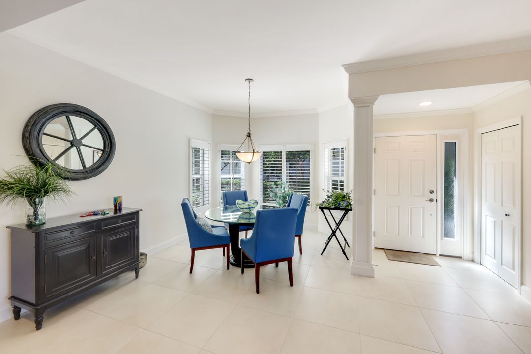 8453 Abbington Cir #811, Naples, FL 34108