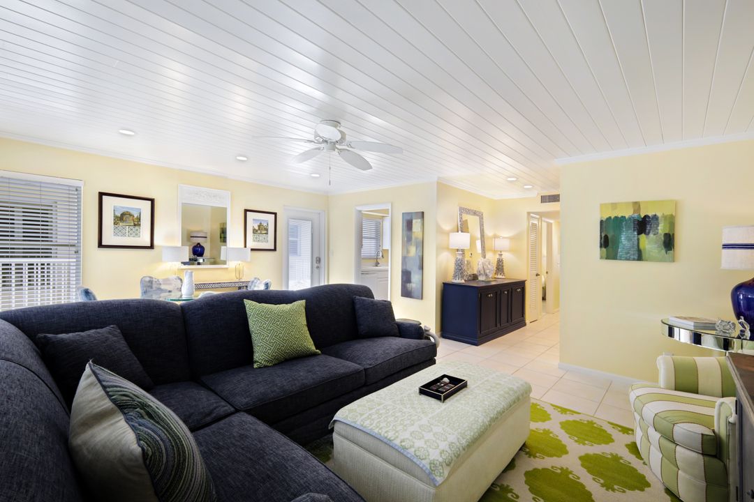 286 4th St S, Naples, FL 34102