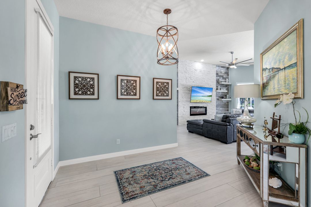 4338 Queen Elizabeth Way, Naples, FL 34119