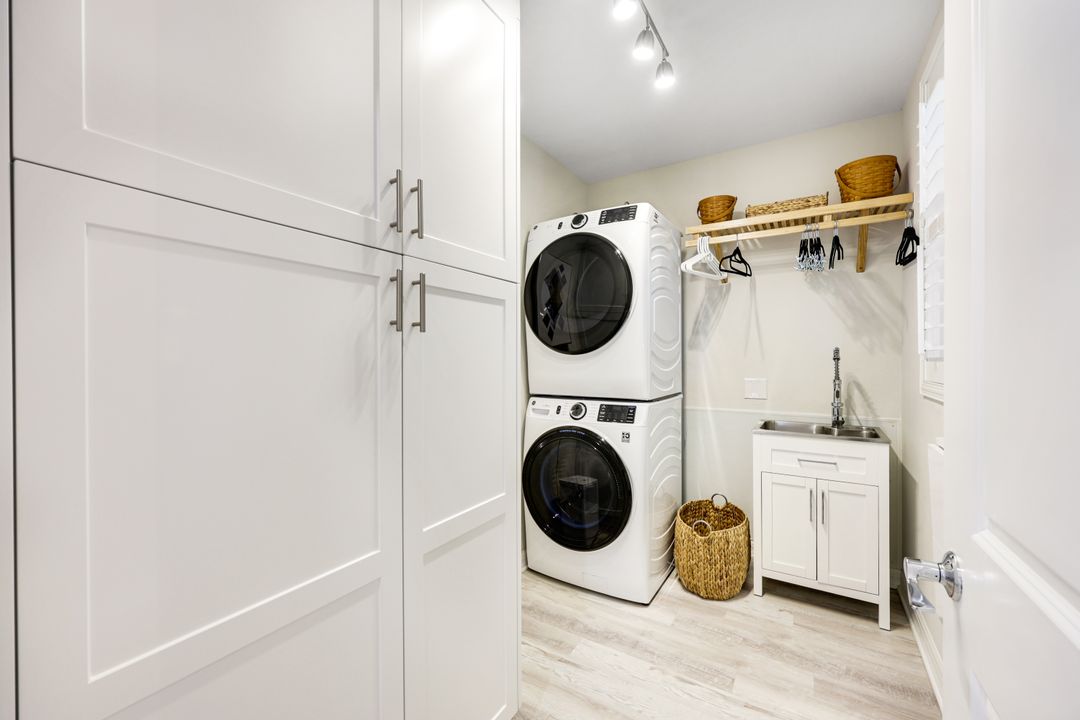 164 Indies Dr E #203, Naples, FL 34114