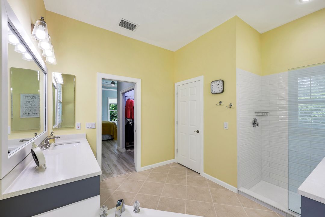 16221 Parque Ln, Naples, FL 34110