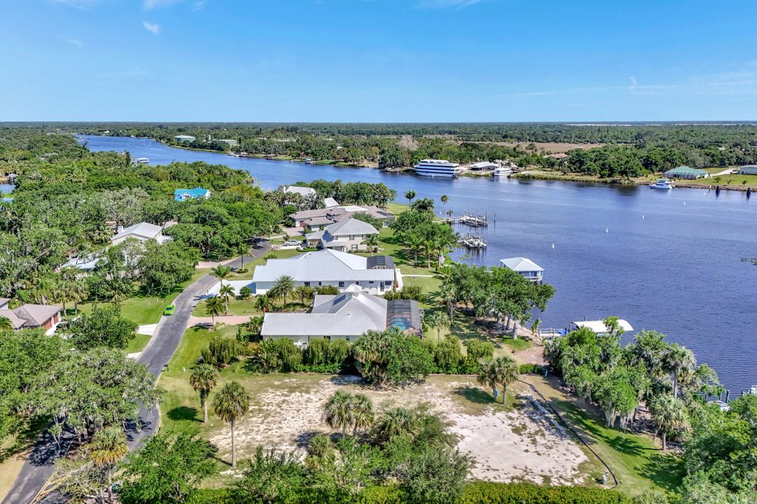 16420 Oakview Cir, Alva, FL 33920