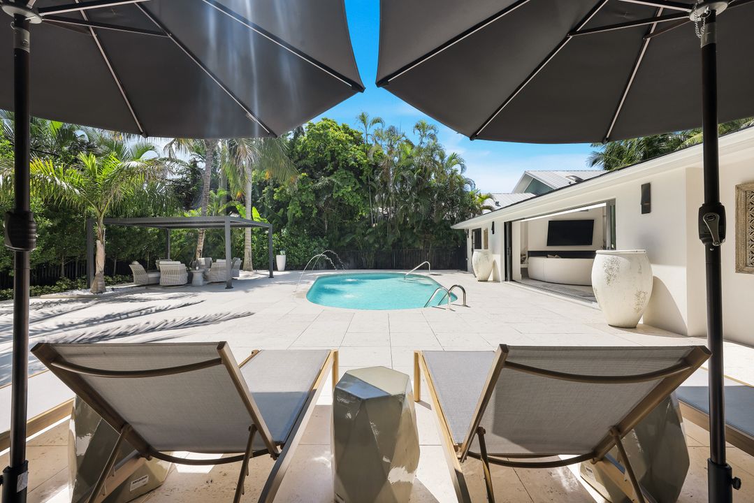 1095 Sandpiper St, Naples, FL 34102