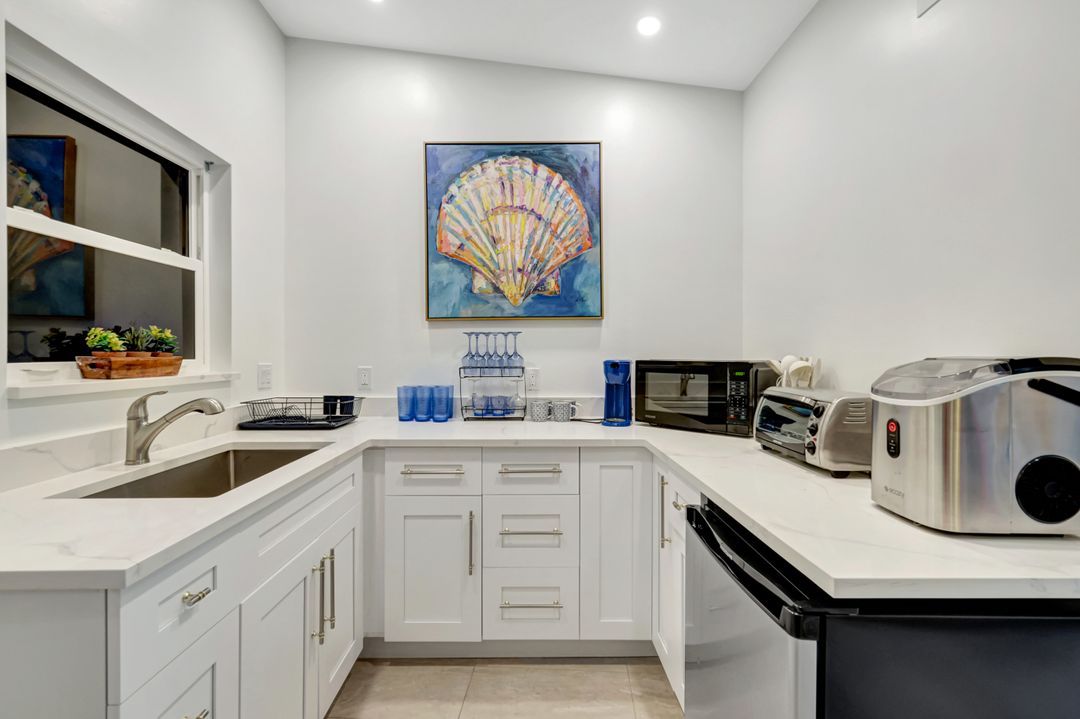 383 Harbour Dr #304, Naples, FL 34103