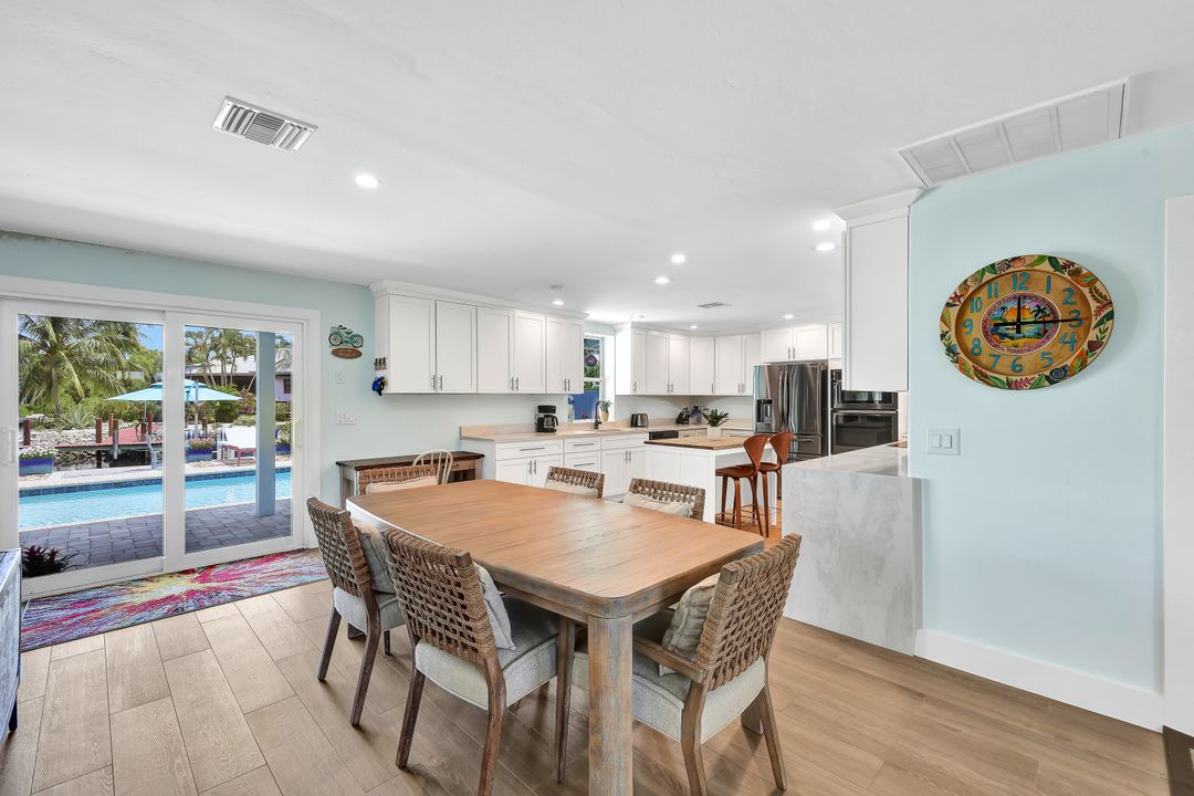 2631 Riverview Dr, Naples, FL 34112