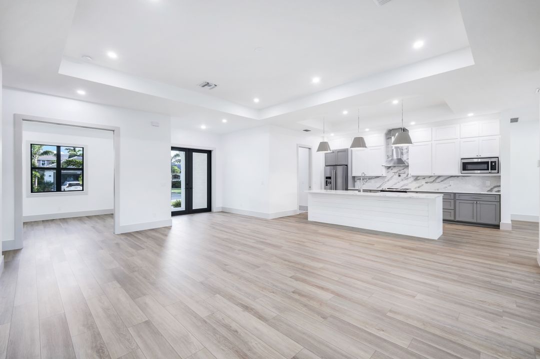 860 Palmetto Pointe Cir, Cape Coral, FL 33991