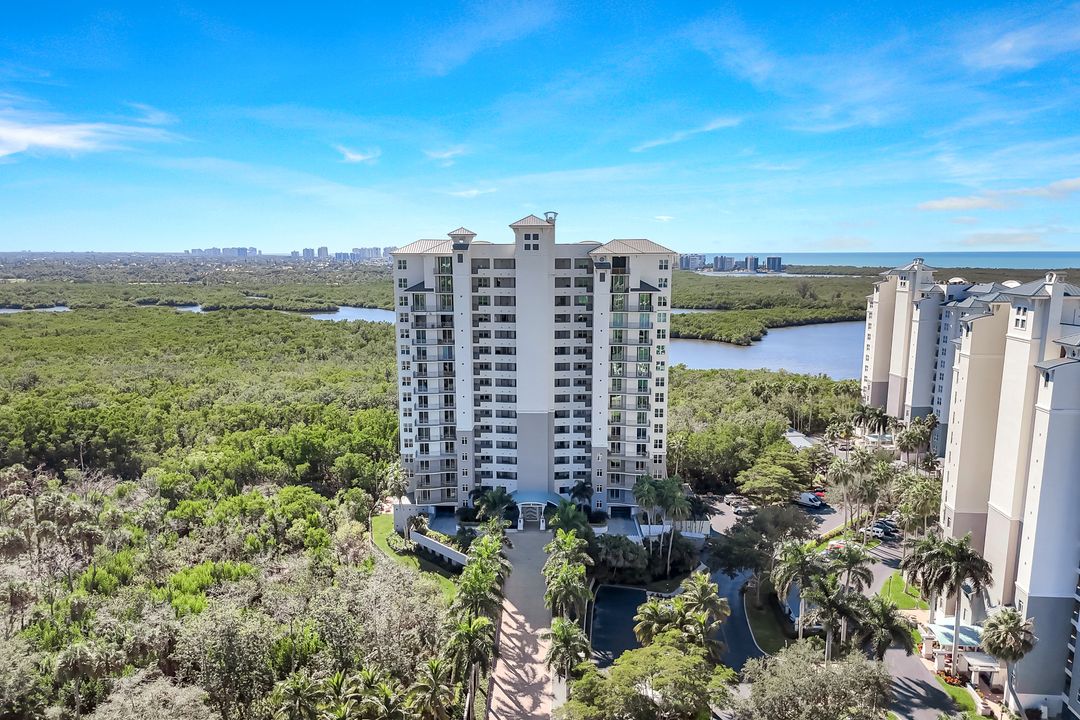 425 Cove Tower Dr #403, Naples, FL 34110