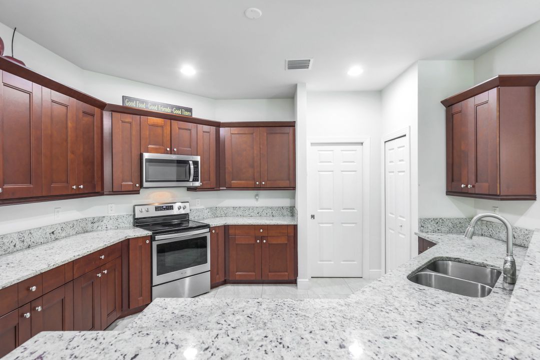 575 12th Ave NW, Naples, FL 34120