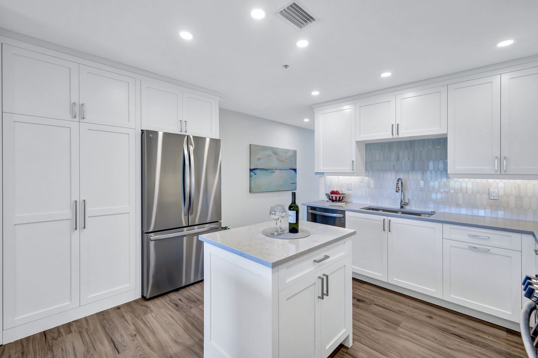 563 Park Shore Dr, Naples, FL 34103