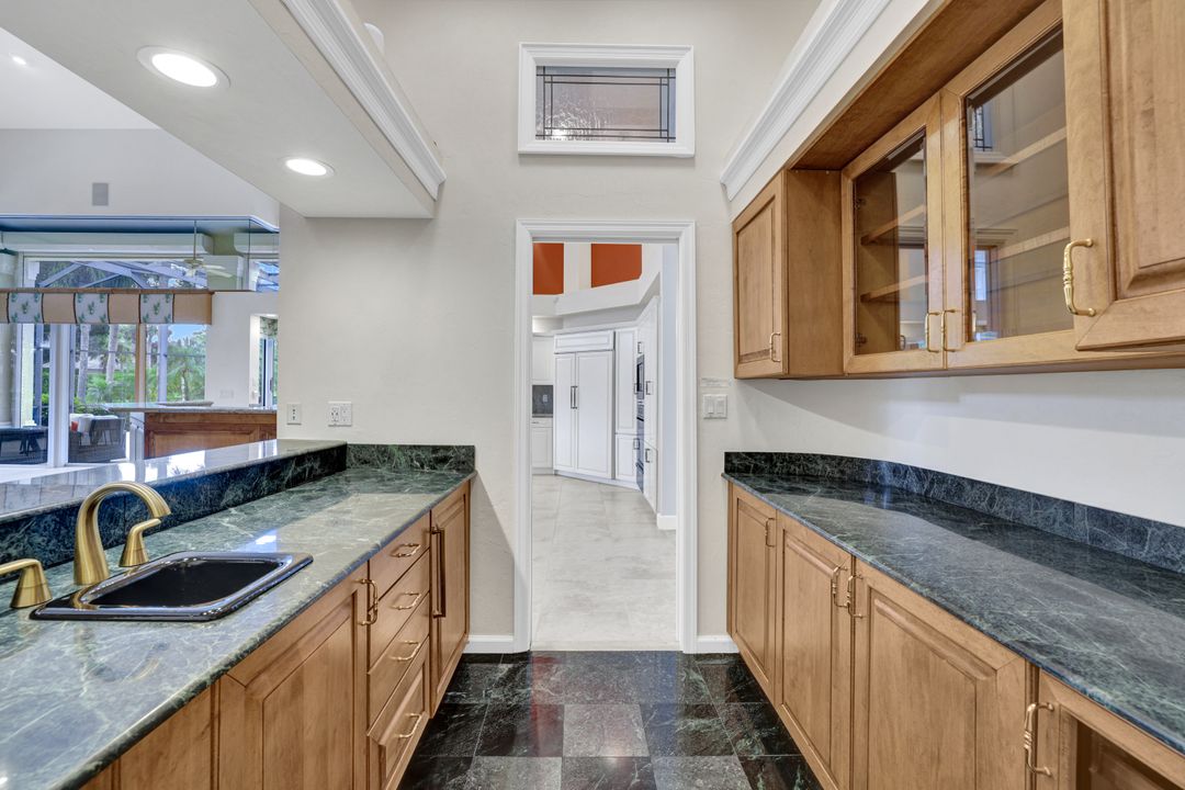 695 Ardmore Ln, Naples, FL 34108