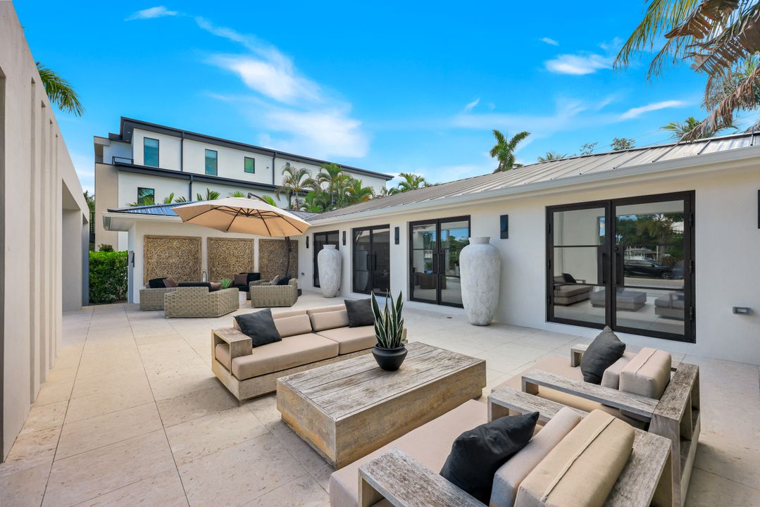 1095 Sandpiper St, Naples, FL 34102