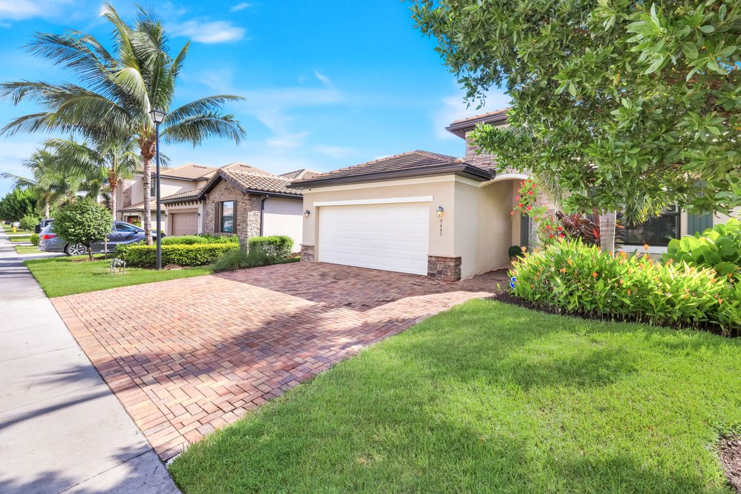 9445 Glenforest Dr, Naples, FL 34120