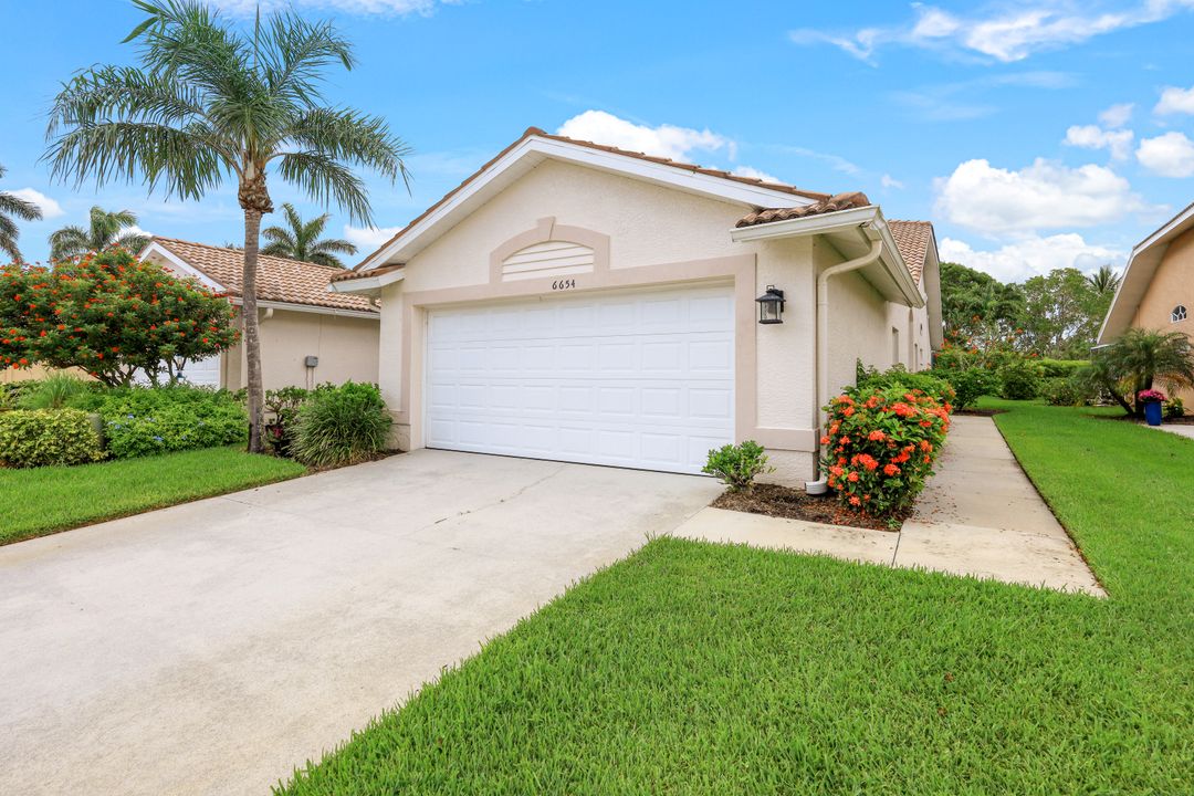 6654 Castlelawn Pl, Naples, FL 34113