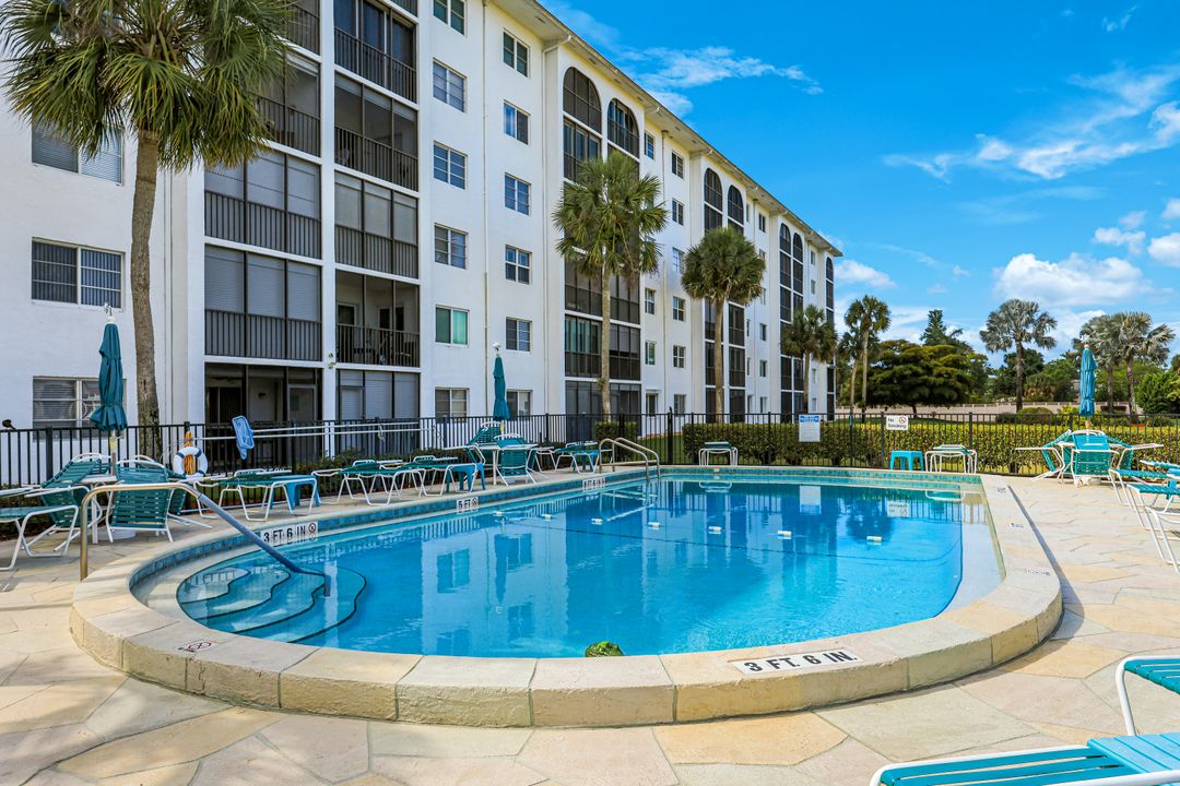 29 High Point Cir E #107, Naples, FL 34103