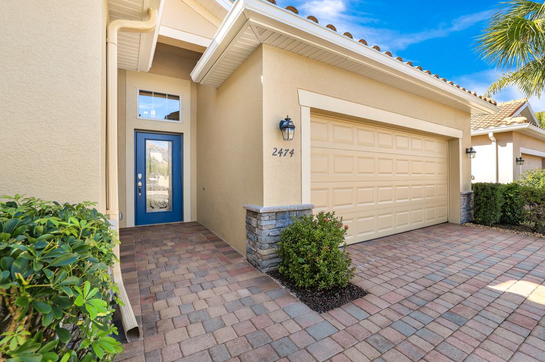 2474 Heydon Cir E, Naples, FL 34120