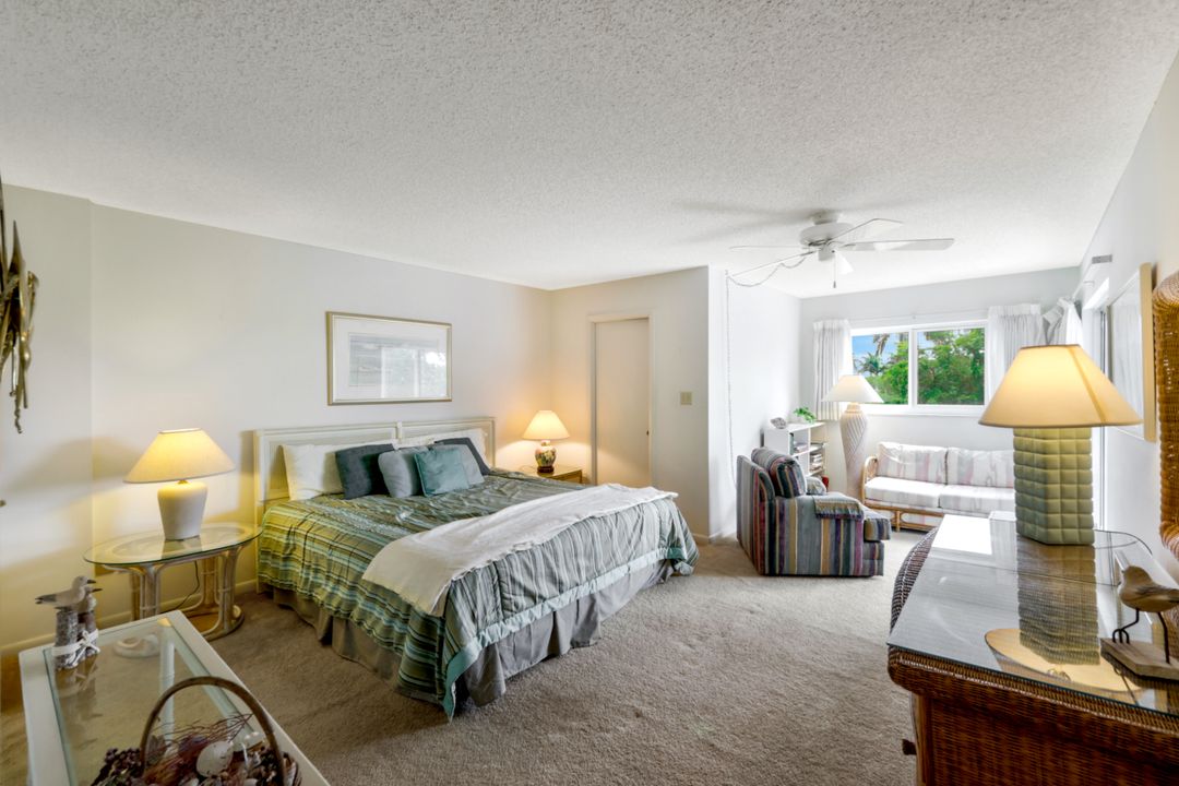555 Park Shore Dr #412, Naples, FL 34103