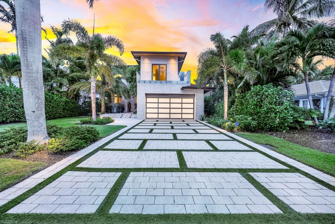 355 7th Ave S, Naples, FL 34102
