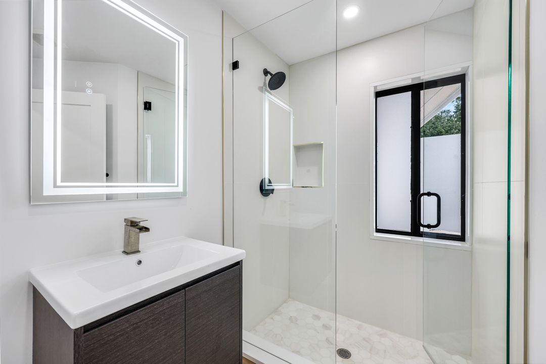 806 Knoll Wood Ct, Naples, FL 34108