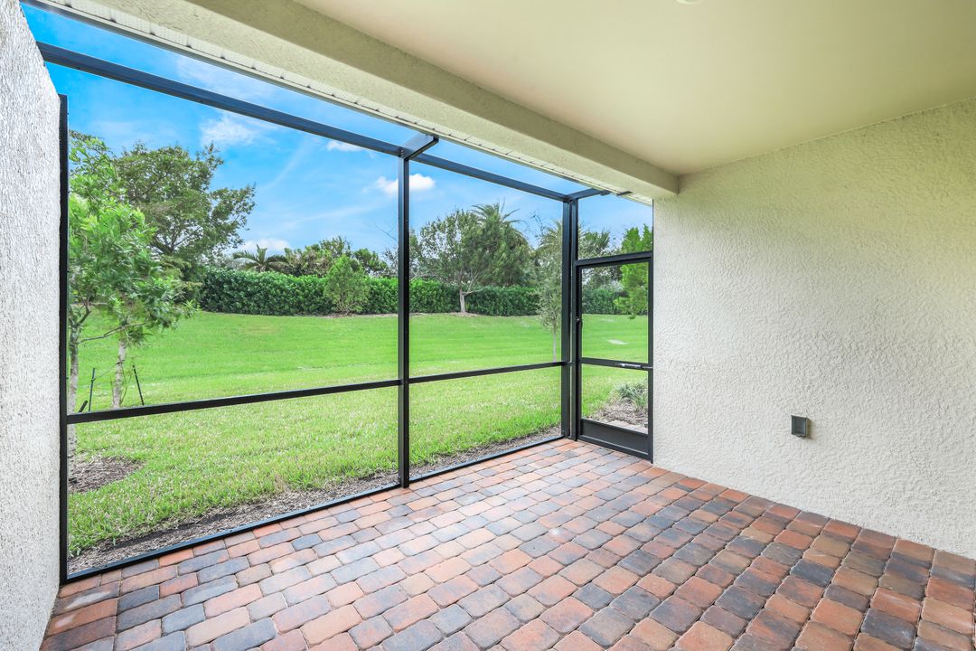 14551 Edgewater Cir, Naples, FL 34114