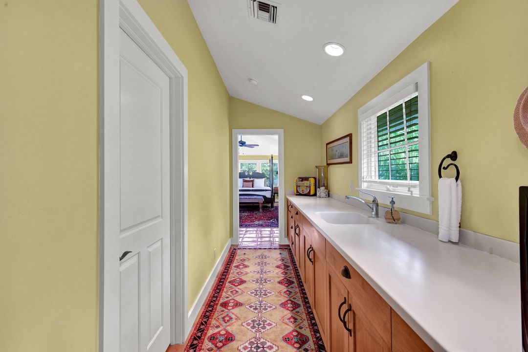 263 10th Ave S, Naples, FL 34102