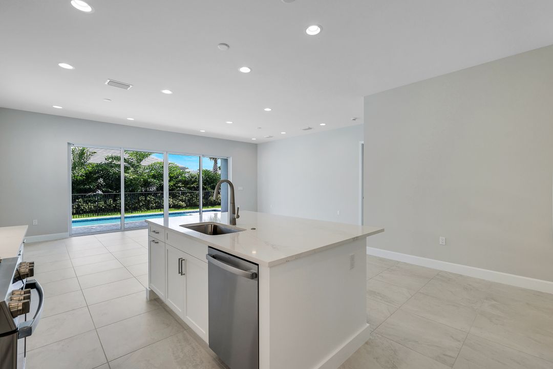2741 Durham Cir, Naples, FL 34112
