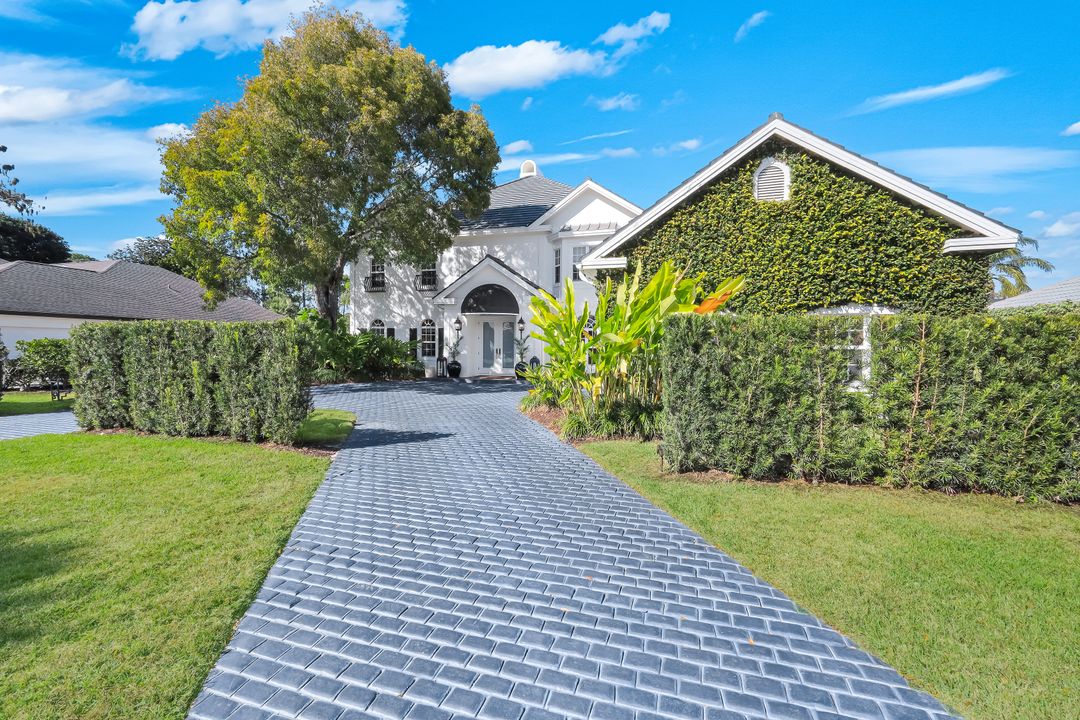 180 Edgemere Way S, Naples, FL 34105