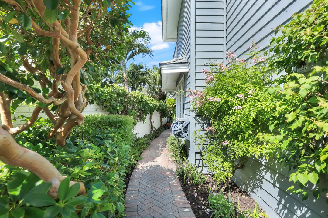635 Bridge Way Ln, Naples, FL 34108