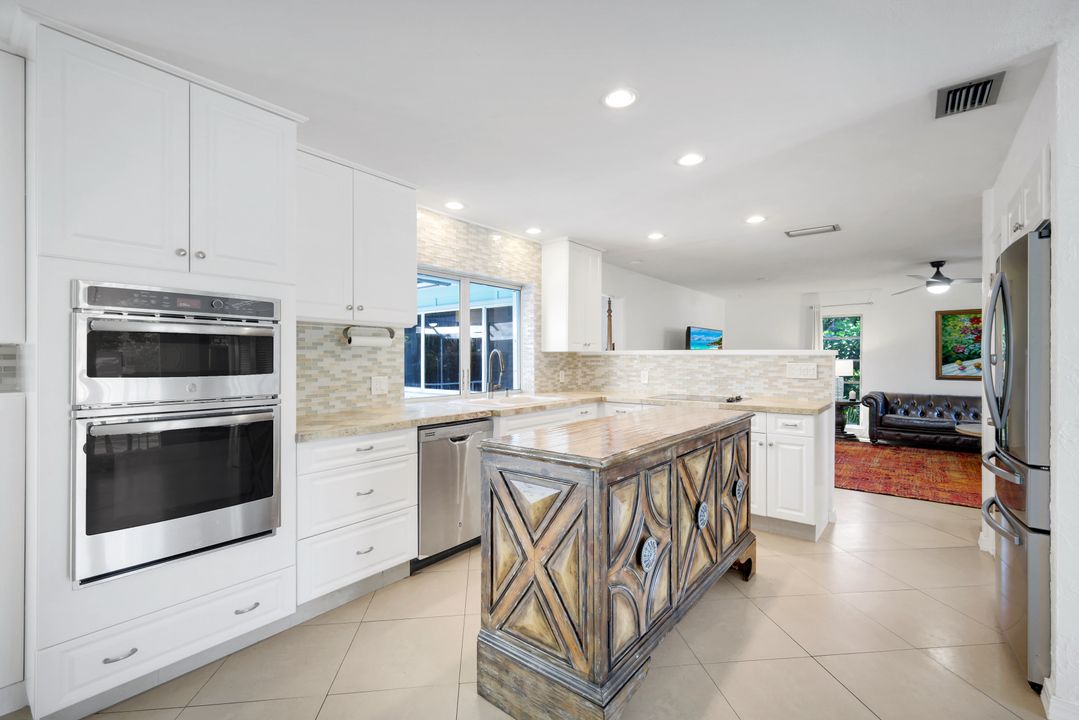 4352 Parrot Ave, Naples, FL 34104