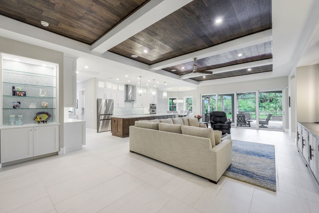 451 Saddlebrook Ln, Naples, FL 34110