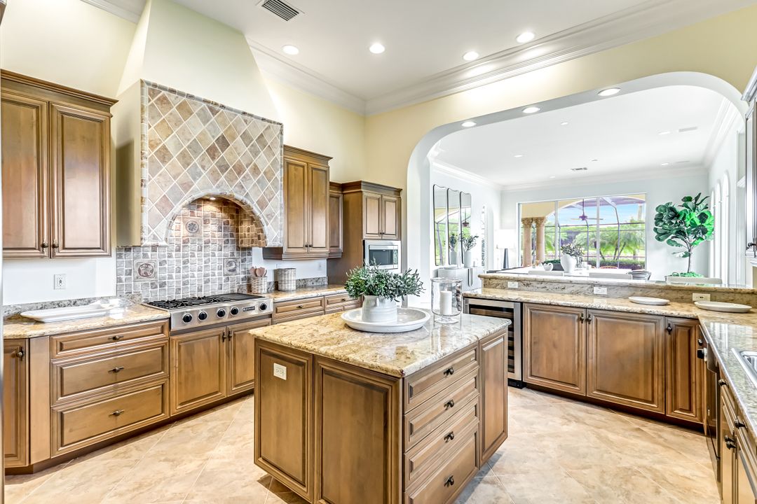 2861 Capistrano Way, Naples, FL 34105