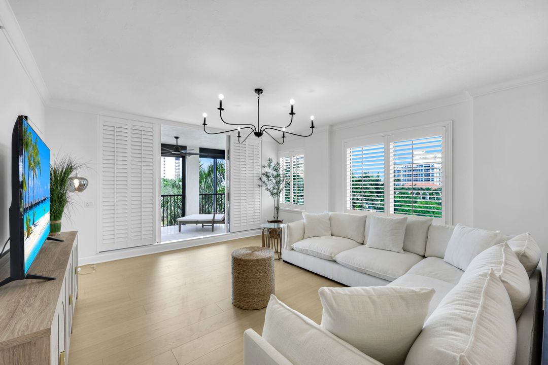 8720 Bay Colony Dr #404, Naples, FL 34108
