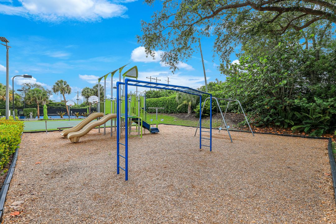 7756 Gardner Dr, Naples, FL 34109