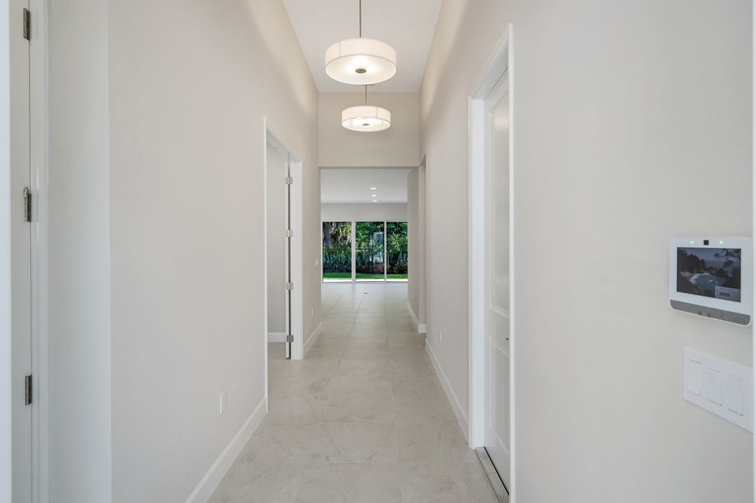 2565 Kingfisher Dr, Naples, FL 34112