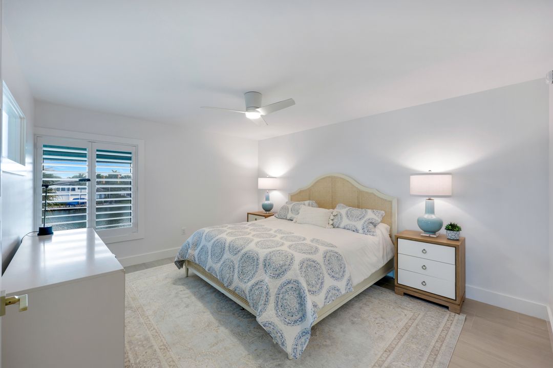 305 Park Shore Dr, Naples, FL 34103
