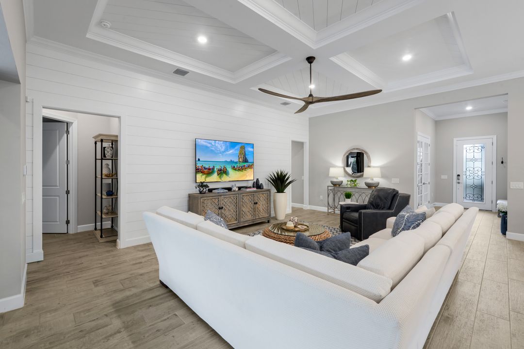 9583 Curlew Dr, Naples, FL 34120