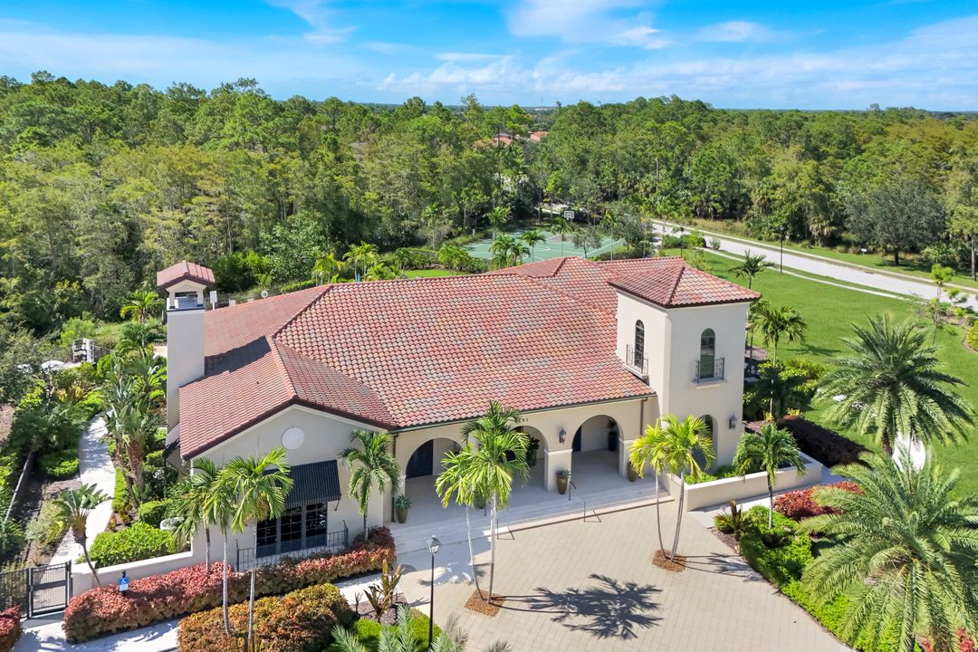 4264 Raffia Palm Cir, Naples, FL 34119