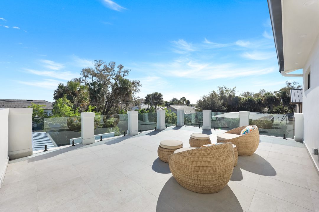 9760 Vanderbilt Dr, Naples, FL 34108