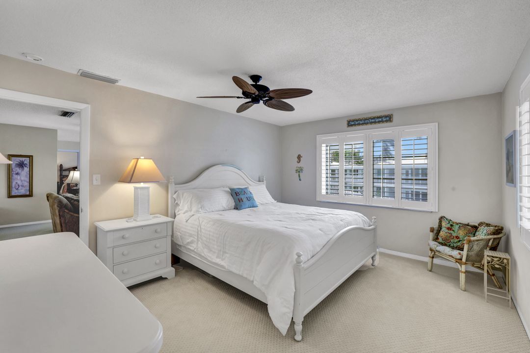 386 Harbour Dr, Naples, FL 34103