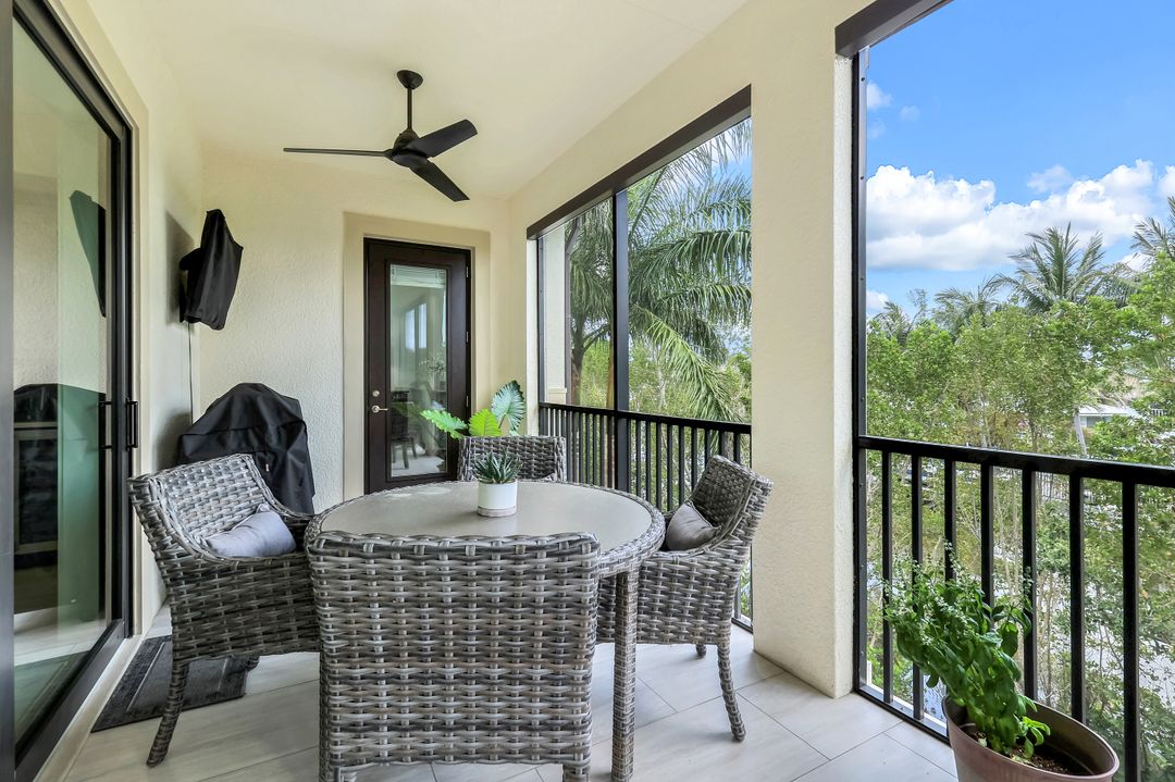 2472 Breakwater Wy #11-202, Naples, FL 34112