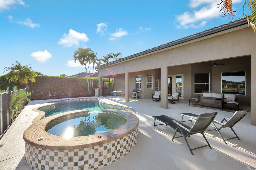 2143 Grove Dr, Naples, FL 34120