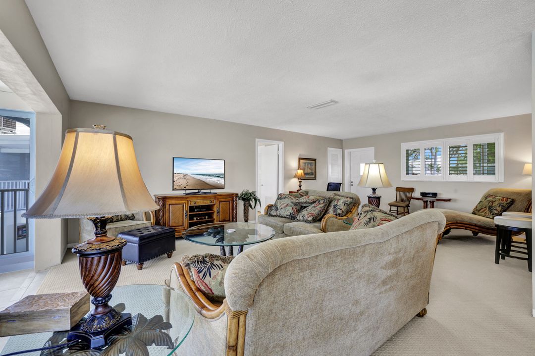 386 Harbour Dr, Naples, FL 34103